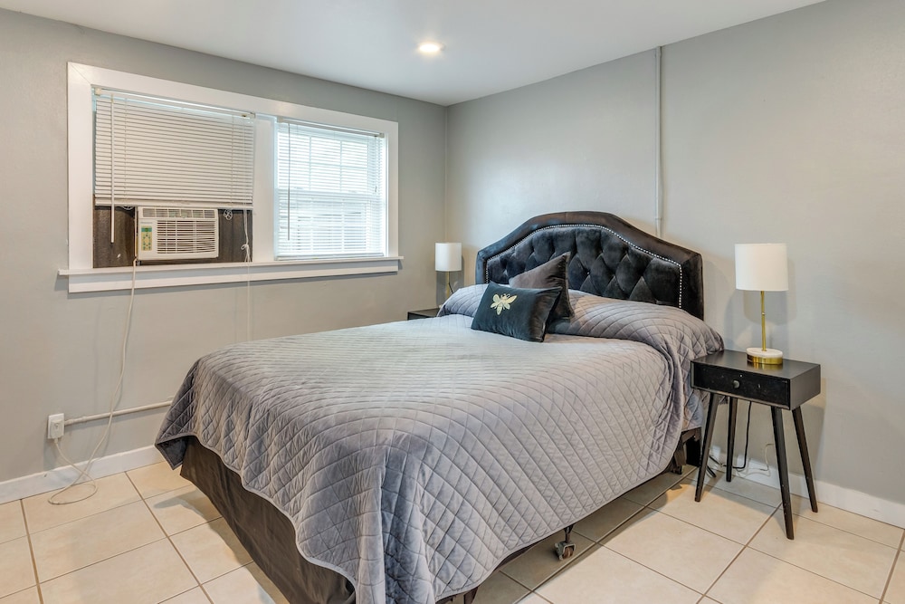 2 Mi to Dtwn Pensacola: Dog-friendly Apartment