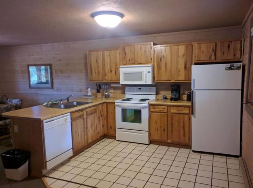 Entire Charming Cabin With Lake And Mountain View view 4
