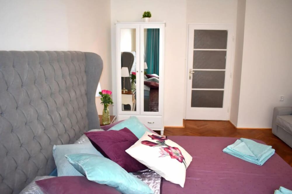 Sokolovska Apartment