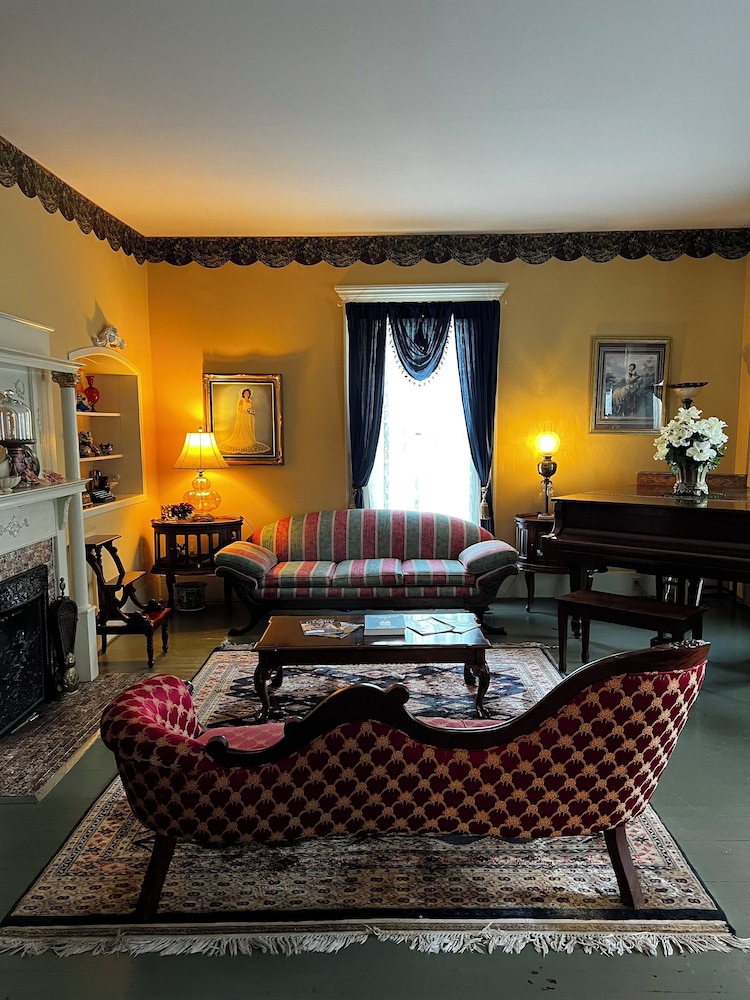 Commodore Bed and Breakfast