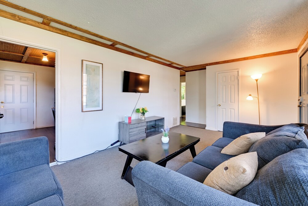 2 Mi to Center City: Charlotte North End Home