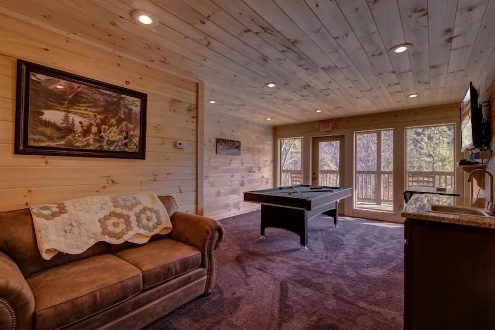 The Owl and the Trout - 2 Bedrooms, 2 Baths, Sleeps 8 Home by RedAwning