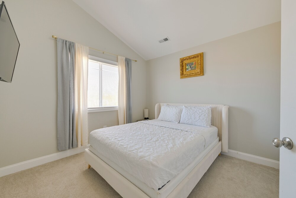 Stay & Play: Spacious Concord Townhome Near Uptown