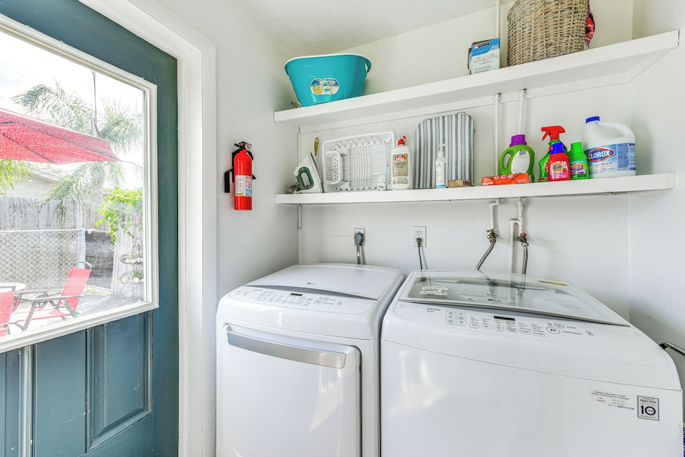 Backyard Hangouts: Bradenton Home Near Dining!