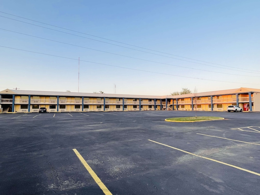 Childress Vacations - SureStay Hotel by Best Western Childress - Property Image 2