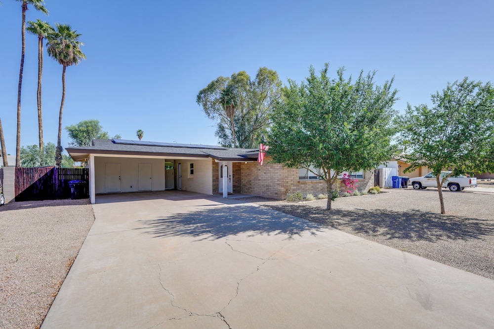 Fire Pit & Games: Family-friendly Retreat in Mesa!
