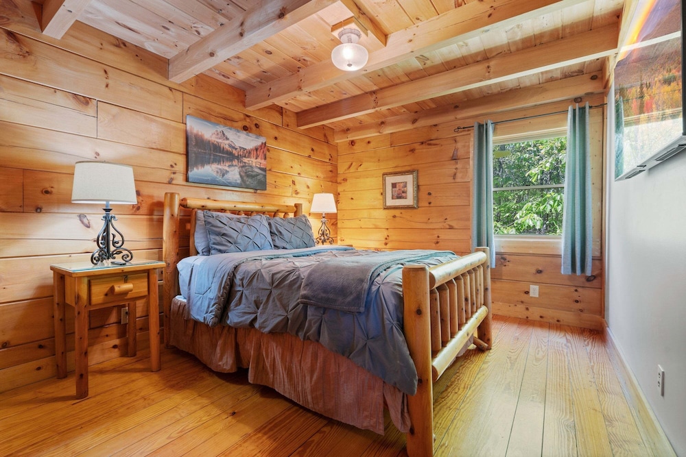 Breathtaking Hideaway 5 Bedroom Cabin