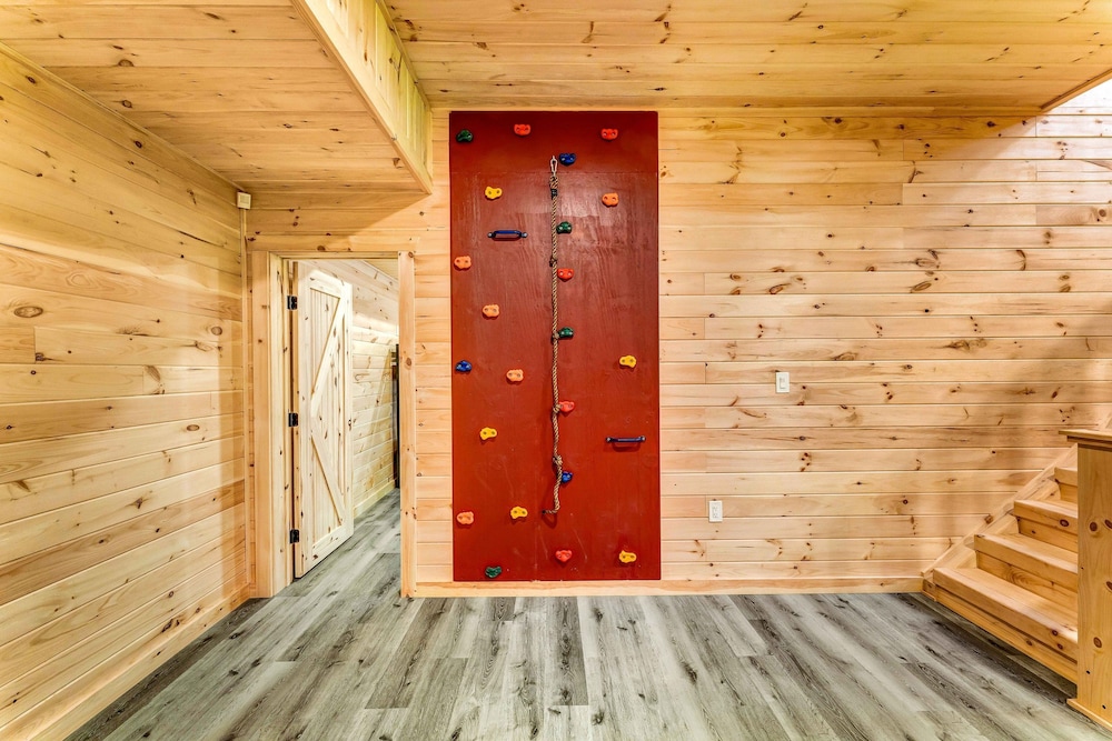 Grand Timber by Avantstay Indoor Pool Sauna Sports Court Game Room More