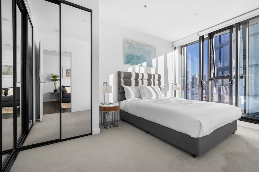 City Escape With Balcony & Resort-style Amenities