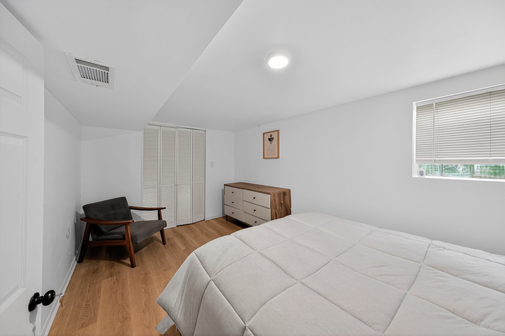 Chicago Getaway With Pool Table & Modern Comfort 3 Bedroom Home
