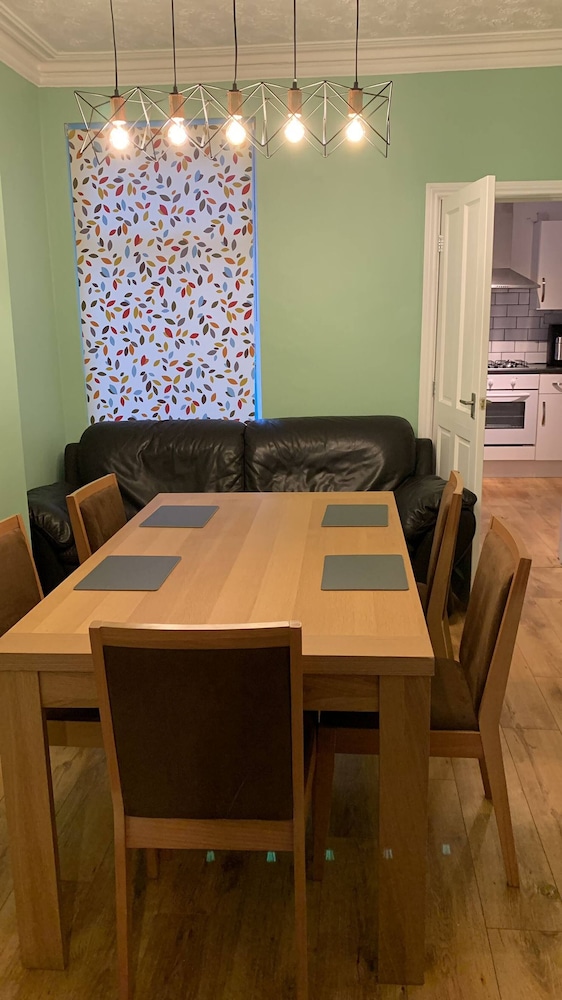 Stylish Home Near Shopping - Book Summer Stays Now
