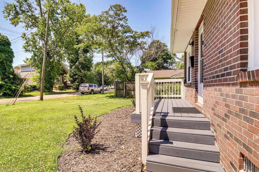 4 Mi to Hampton Coliseum: Home w/ Yard!