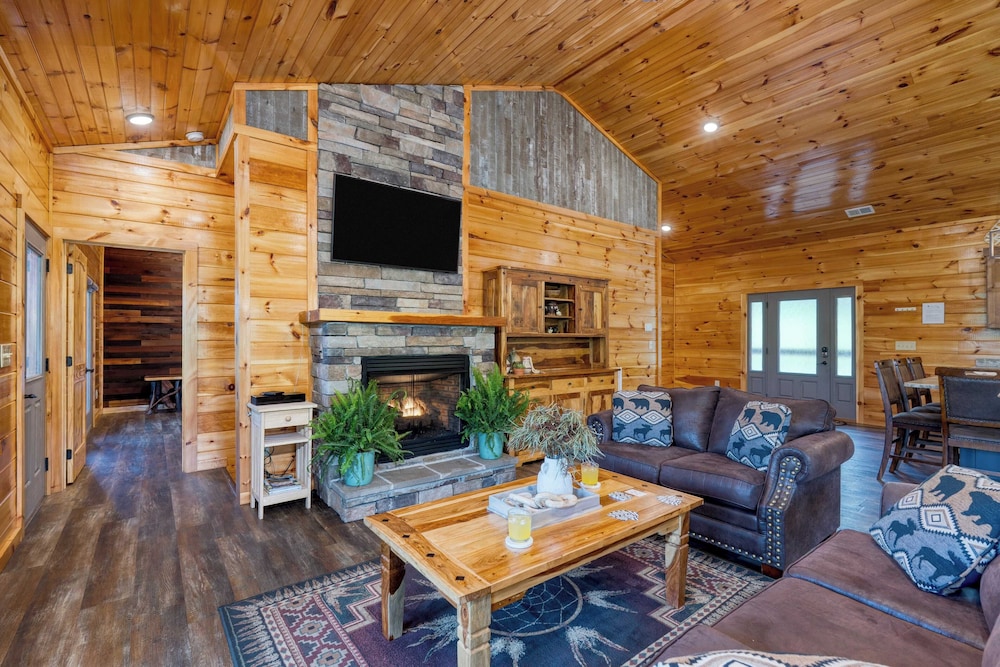 Evergreen Echo by Avantstay Cabin w/ Mountain Views, Theater, Game Room, and Hot Tub