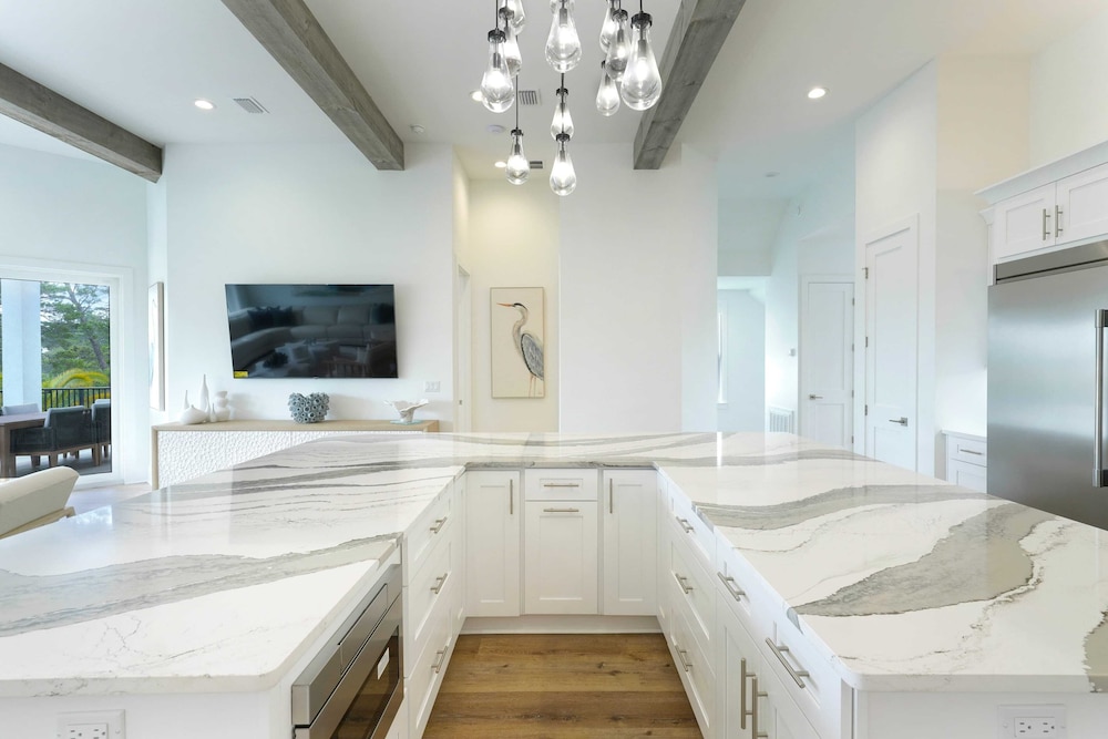 Sleeps 39 2 Luxe Homes w/ Free Golf Cart, Private Pool+spa 3 Blocks to Beach