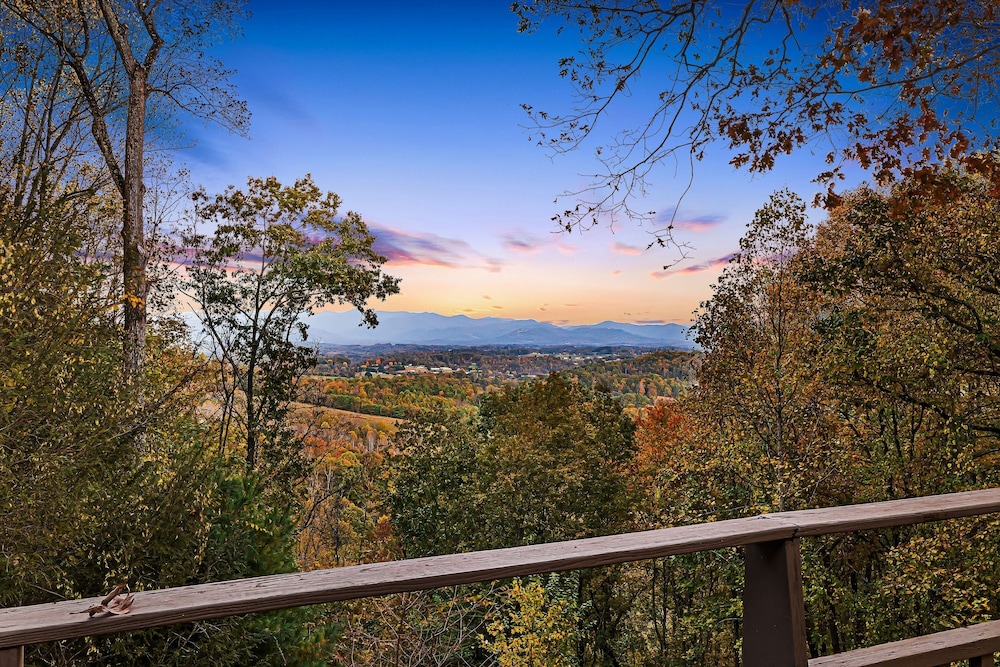 Cabin in the Sky by Avantstay Deck w Views