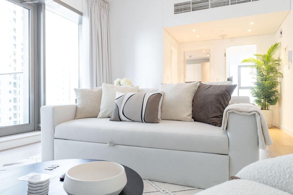 Bright and Airy 1-bedroom Apartment Perfect for 4 in Dubai Marina