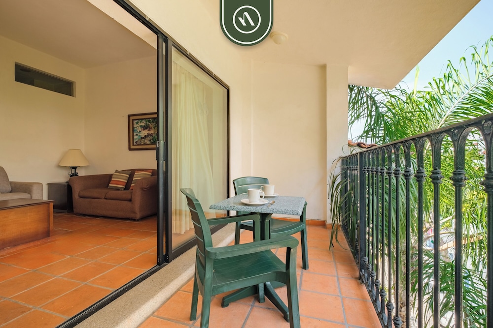 Condos with Pool - Near to the Beach