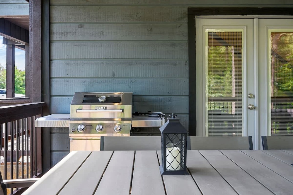 Family-friendly Broken Bow Cabin w spa Game Room
