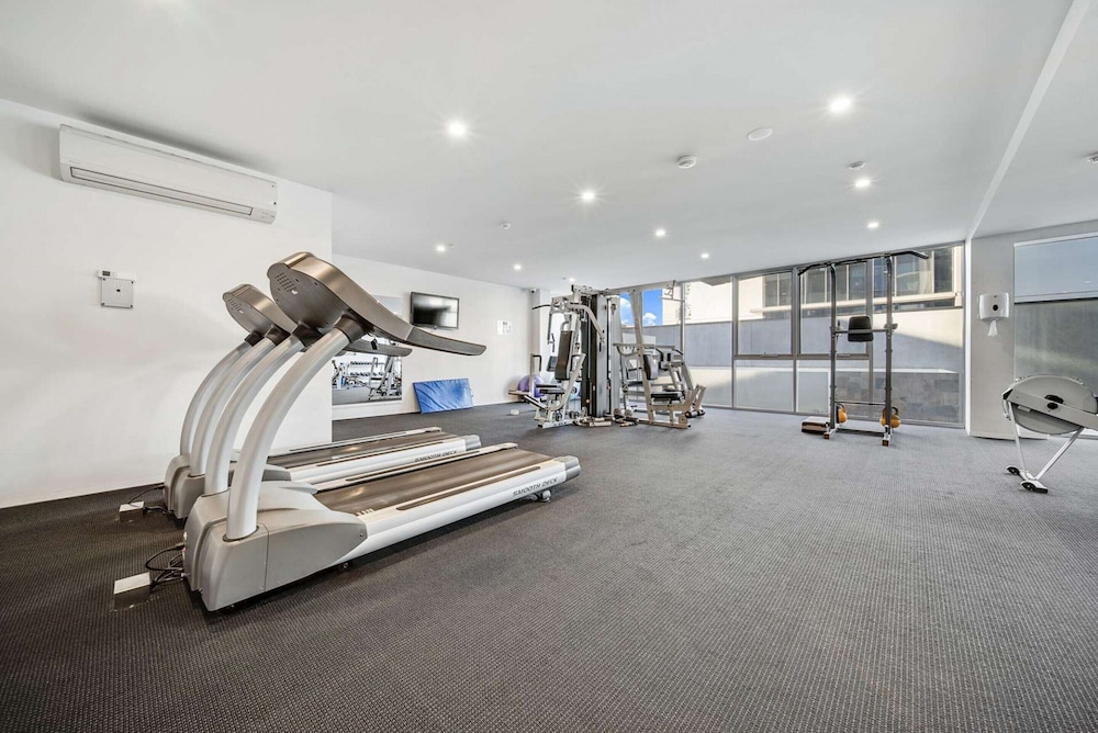 Canberra Lakefront 2-bed With Pool,