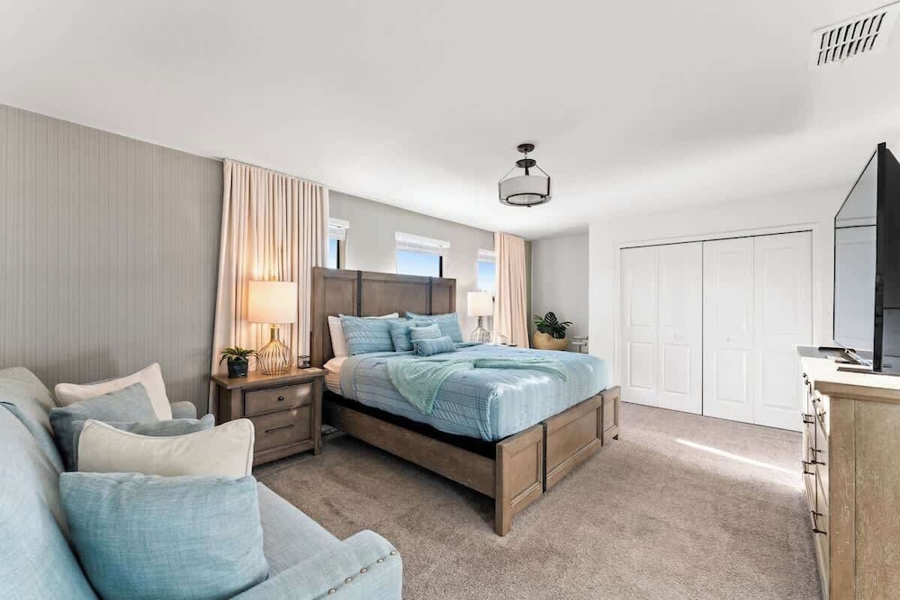 Luxury Decor 6BR at Storey Lake Sleeps 16