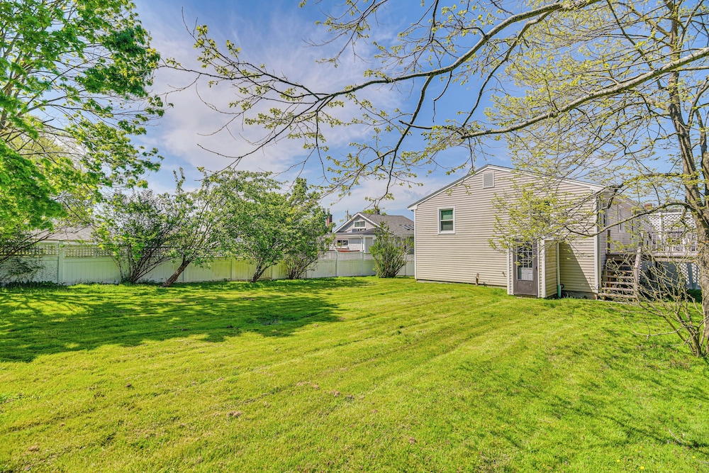 Coastal Home: 1 Mi to Beach, 2 Mi to Dtwn Newport!
