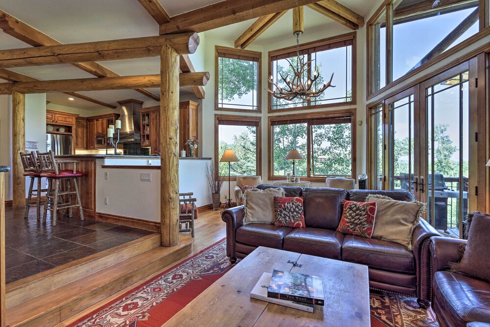Upscale Ski-in/ski-out Escape w/ Deck + Grill