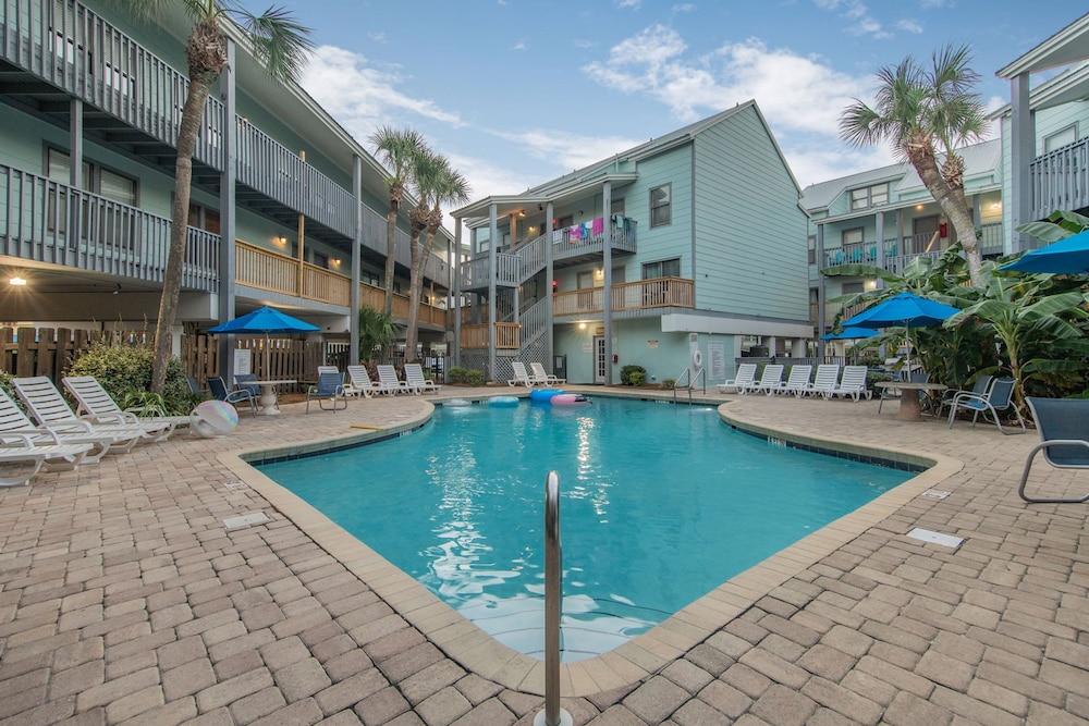 2BR Condo Beach Access Pool and Walk to Hangout