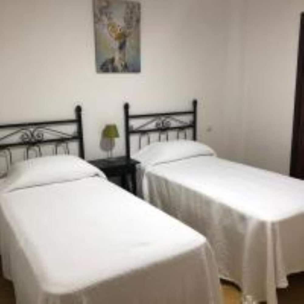 Stylish House, Patio, Pool, Mountains, Stunning White Village, sea 20 Mins Away