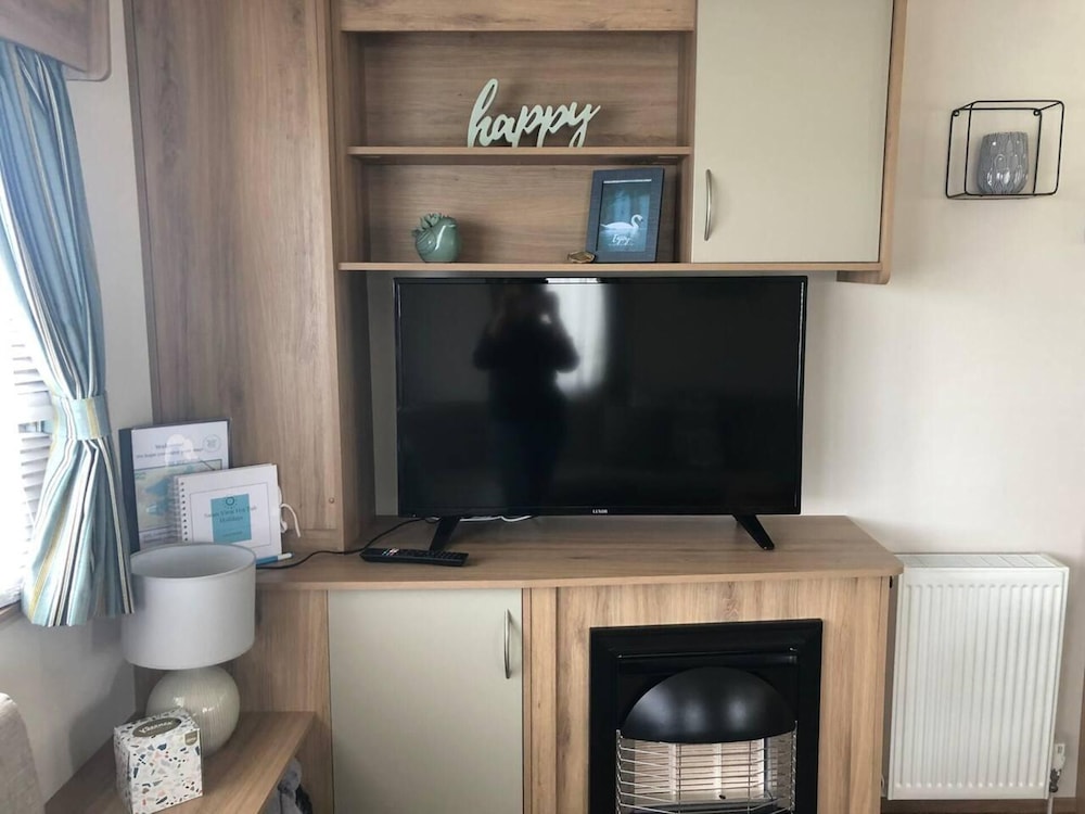 Lovely 3-bed Caravan With Hot Tub in Lincolnshire view 5
