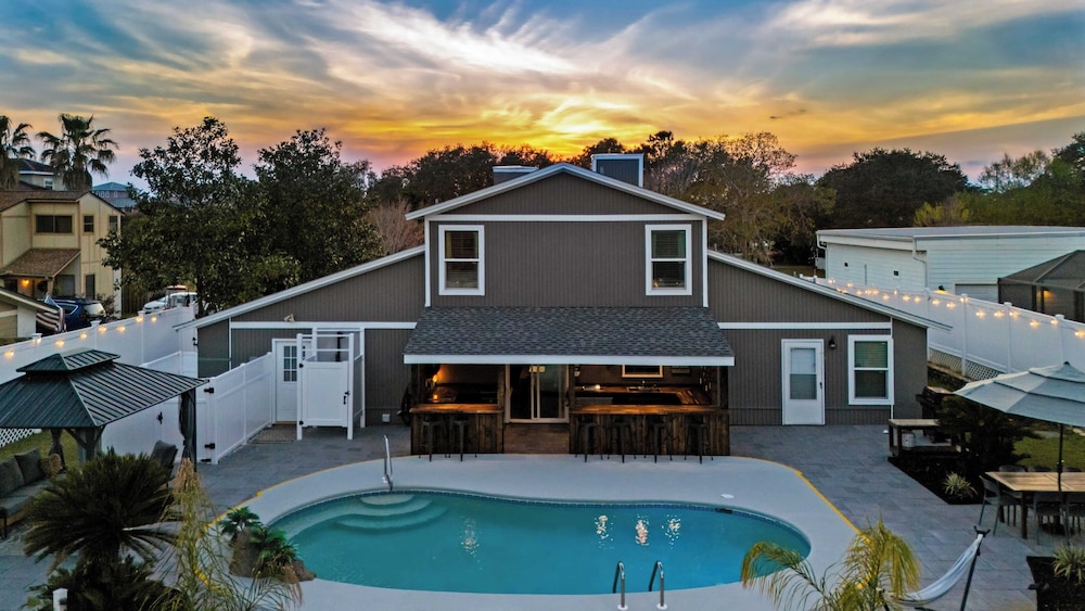 Spacious 3BR w/ Tiki Bar + Shared Pool Walk to Beach, Near 30A & Pier Park
