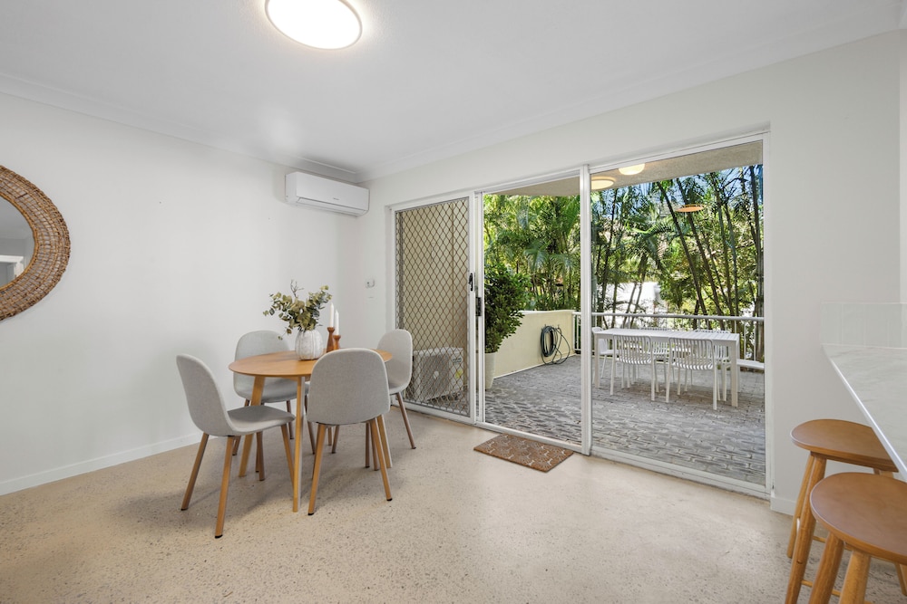 Burleigh Breeze 2 Bed Beach Walk