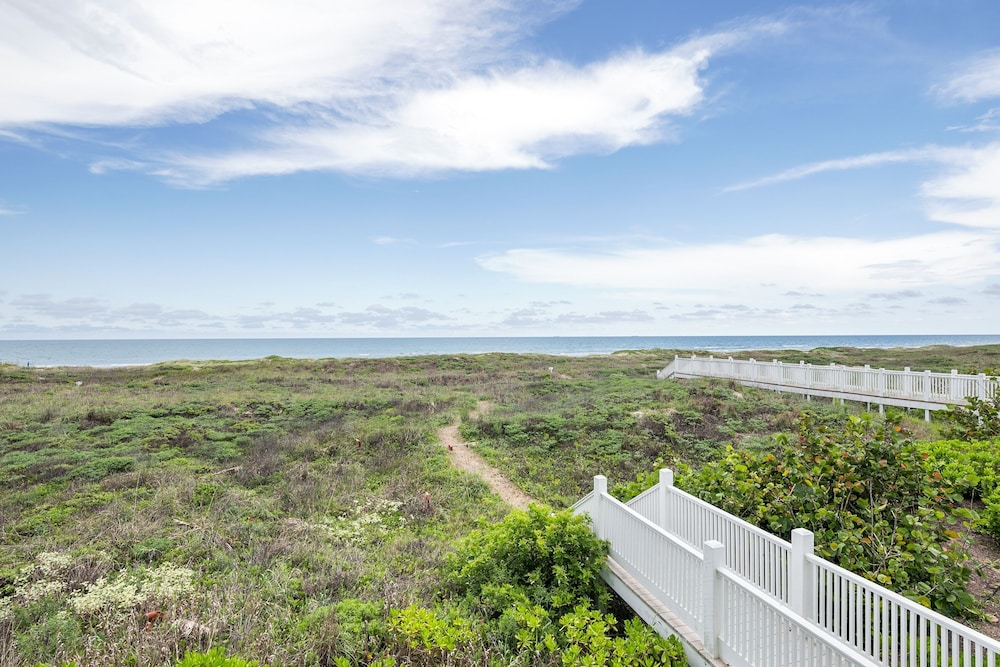 Palm House - Private Beachfront House 3 Bedroom Home by RedAwning