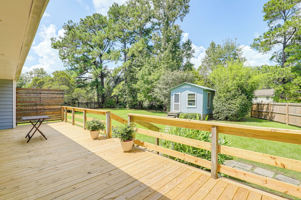 3 Mi to Beach: Pawleys Island Cottage