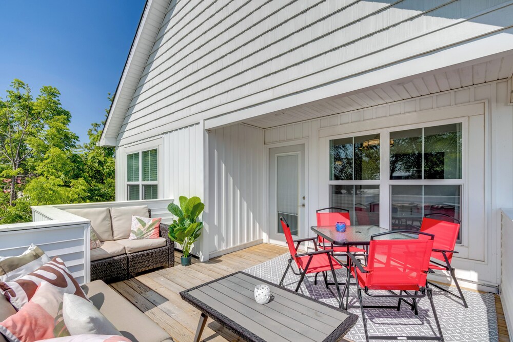 Steps to Buckeye Lake: Family-friendly Home