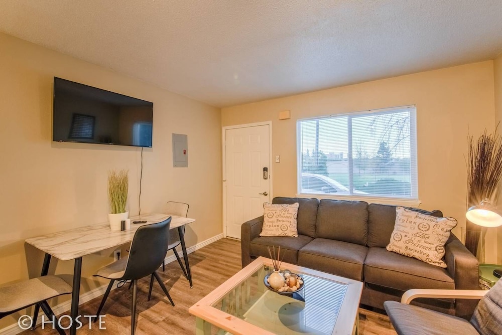 2BR Garden of the Gods Hike, Dine, Nightlife! view 4