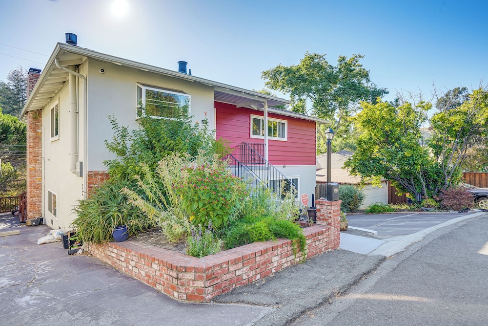 Charming Oakland Home w/ Fireplace & Deck! view 3