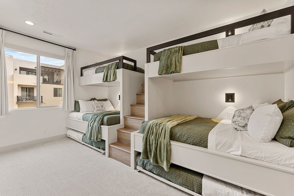 Adventure Central At Desert Color 6 Bedroom Townhouse