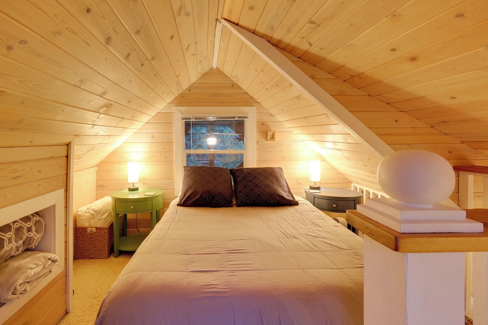 Ski, Hike, Relax By Water: Rustic Mccall Tiny Home