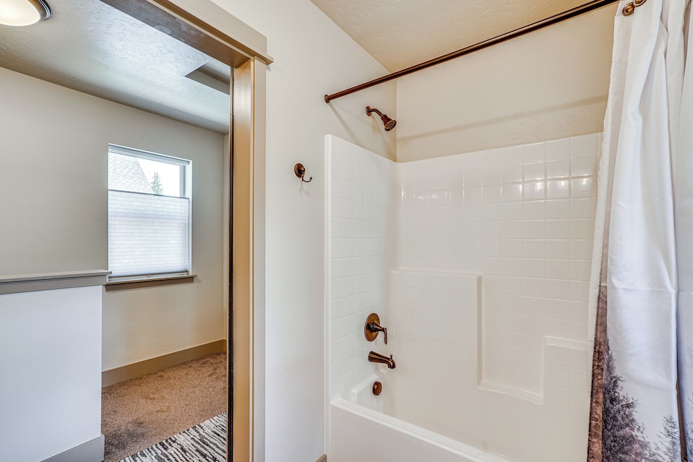 Charming Donnelly Home - 1 Mi to Lake Cascade! view 5