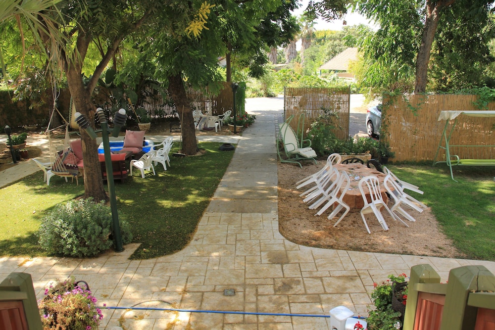 Nuriel Fruit & Guest House