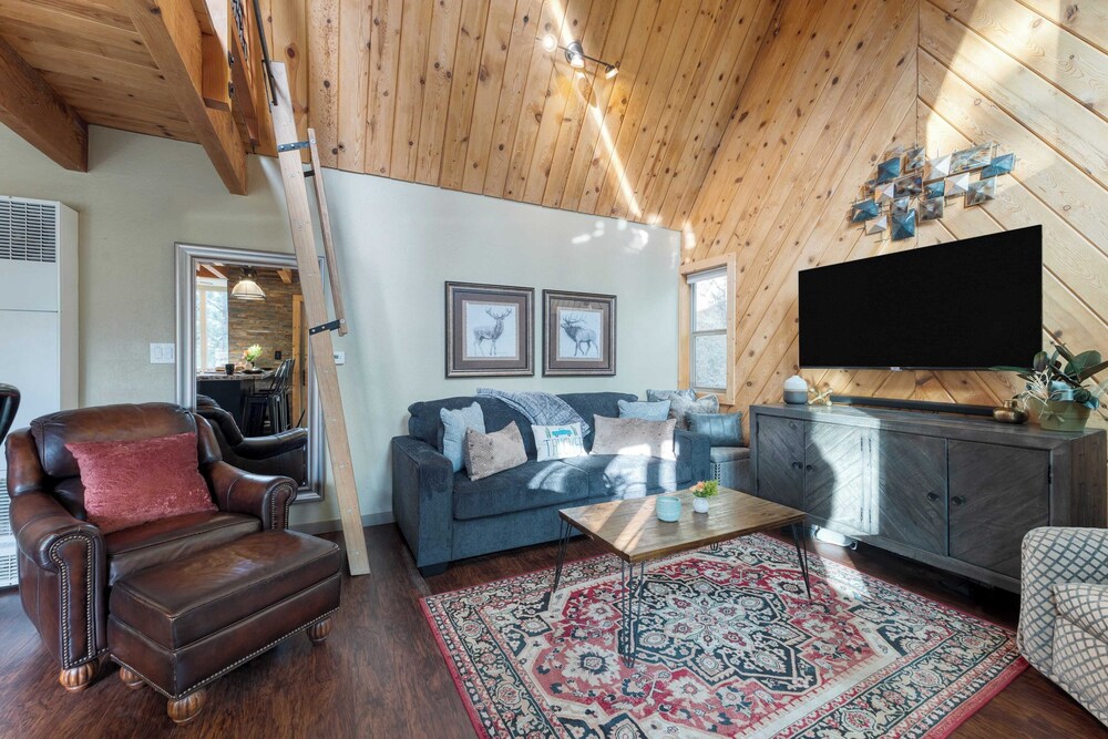 Jeffrey Pines Lofted Cabin, Minutes to Lake A-frame-inspired Design, Deck