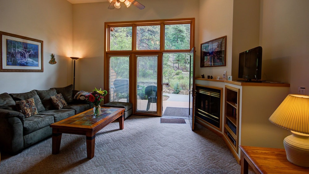 River Stone Resorts & Bear Paw Suites