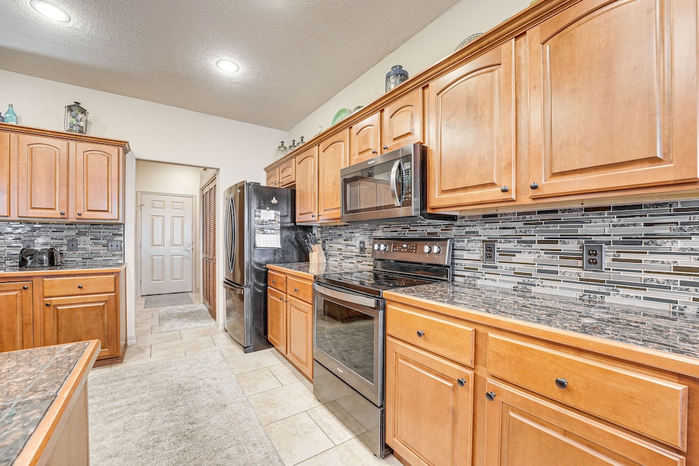 Relax Fireside: Branson West Gem w/ Hot Tub Access