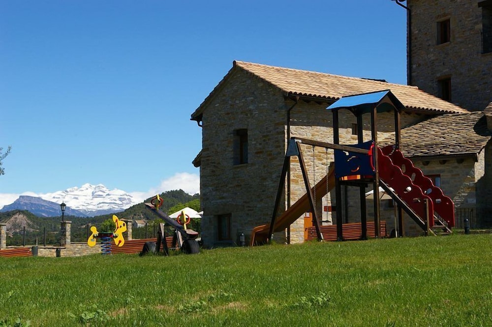 Casas Pirineo Aínsa: Historic Palace & Garden