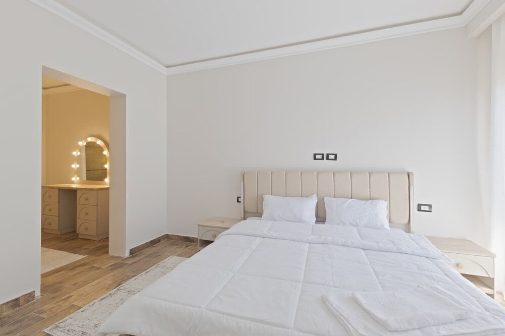 Upper Duplex 3BR in Eastown Sodic