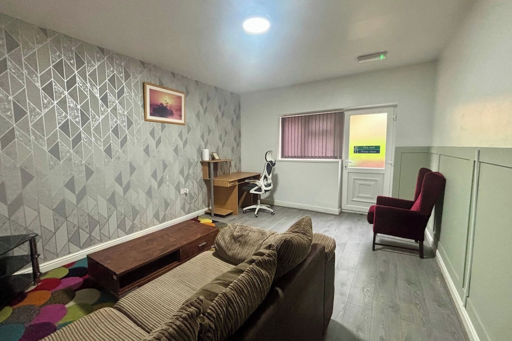 1 Room Ensuite Flat - Sleeps 2 With Sky Full Fibre