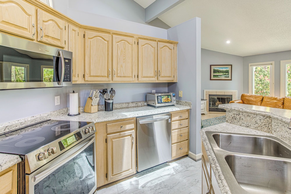 Marina & Pool: Roomy Golf-view Home in Southport