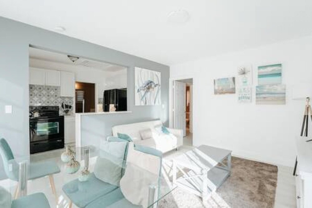 Spacious 2-bd Flat in Hollywood FL Free Parking view 3