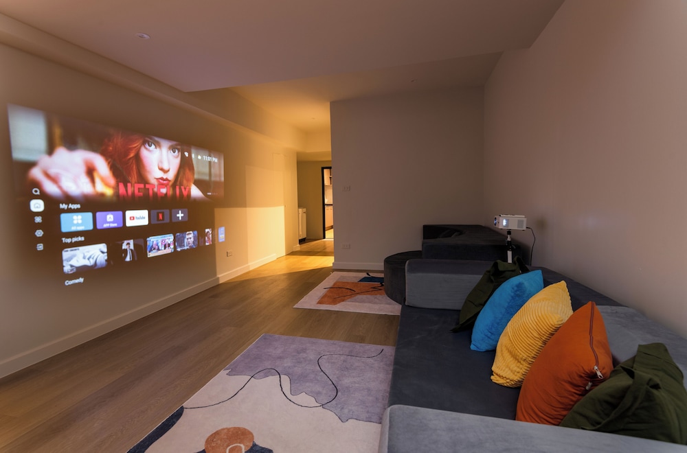 Luxury 5BR Poolhouse & Theater - 2mins to BTS