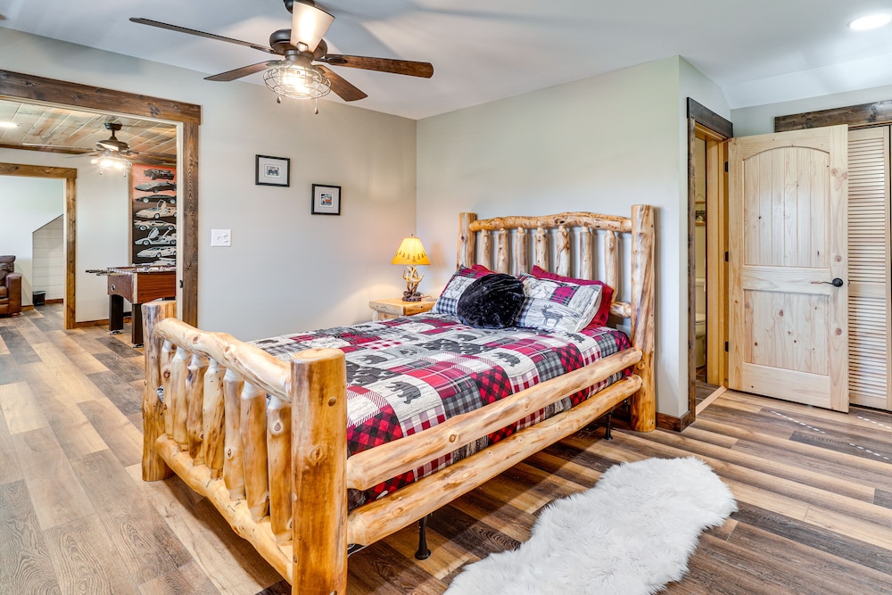 Modern Cabin w/ Hot Tub: Near Tail of the Dragon! view 2